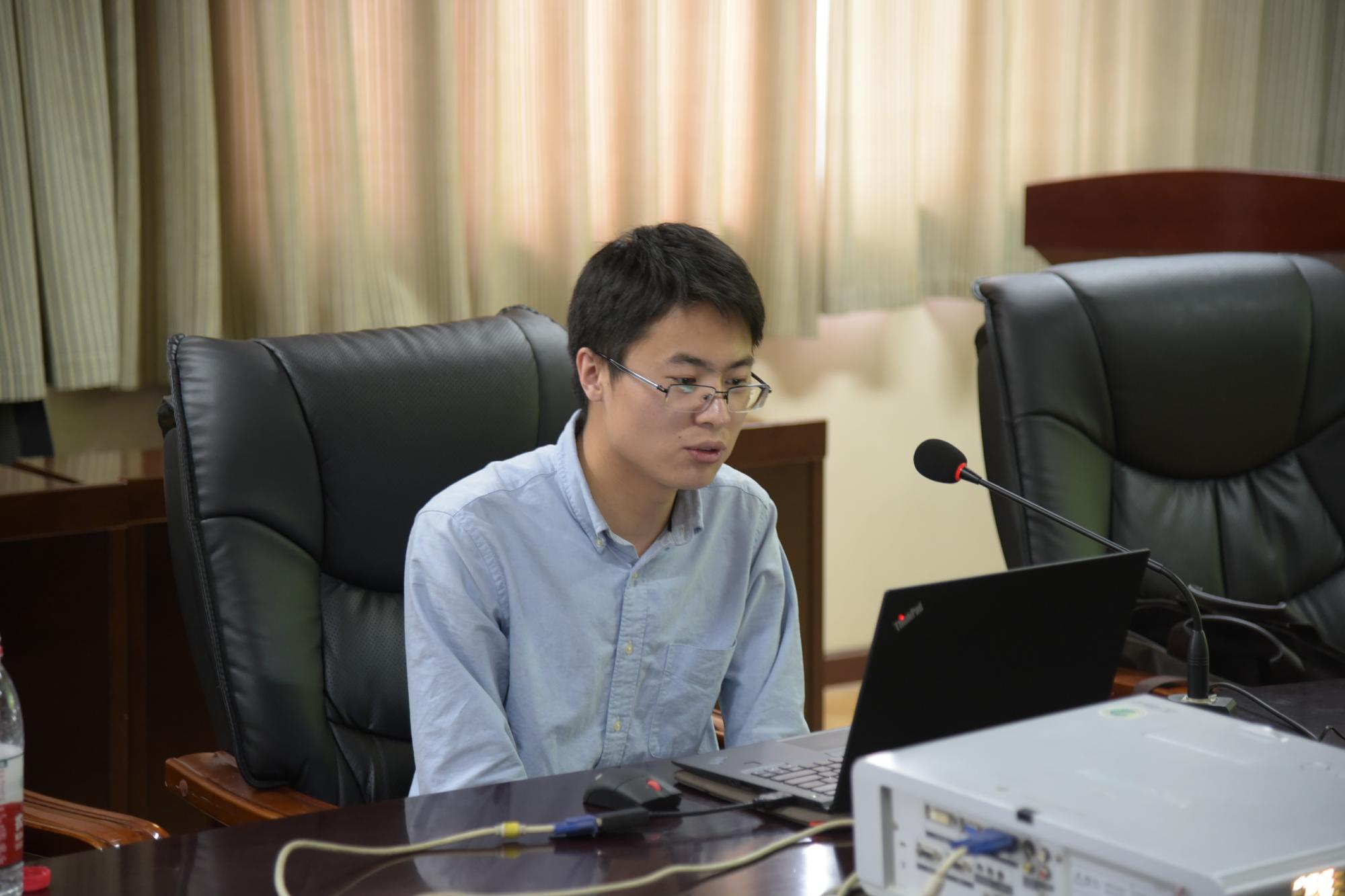 04硕士研究生2014级党员徐怀祥向同学们介绍求职经历