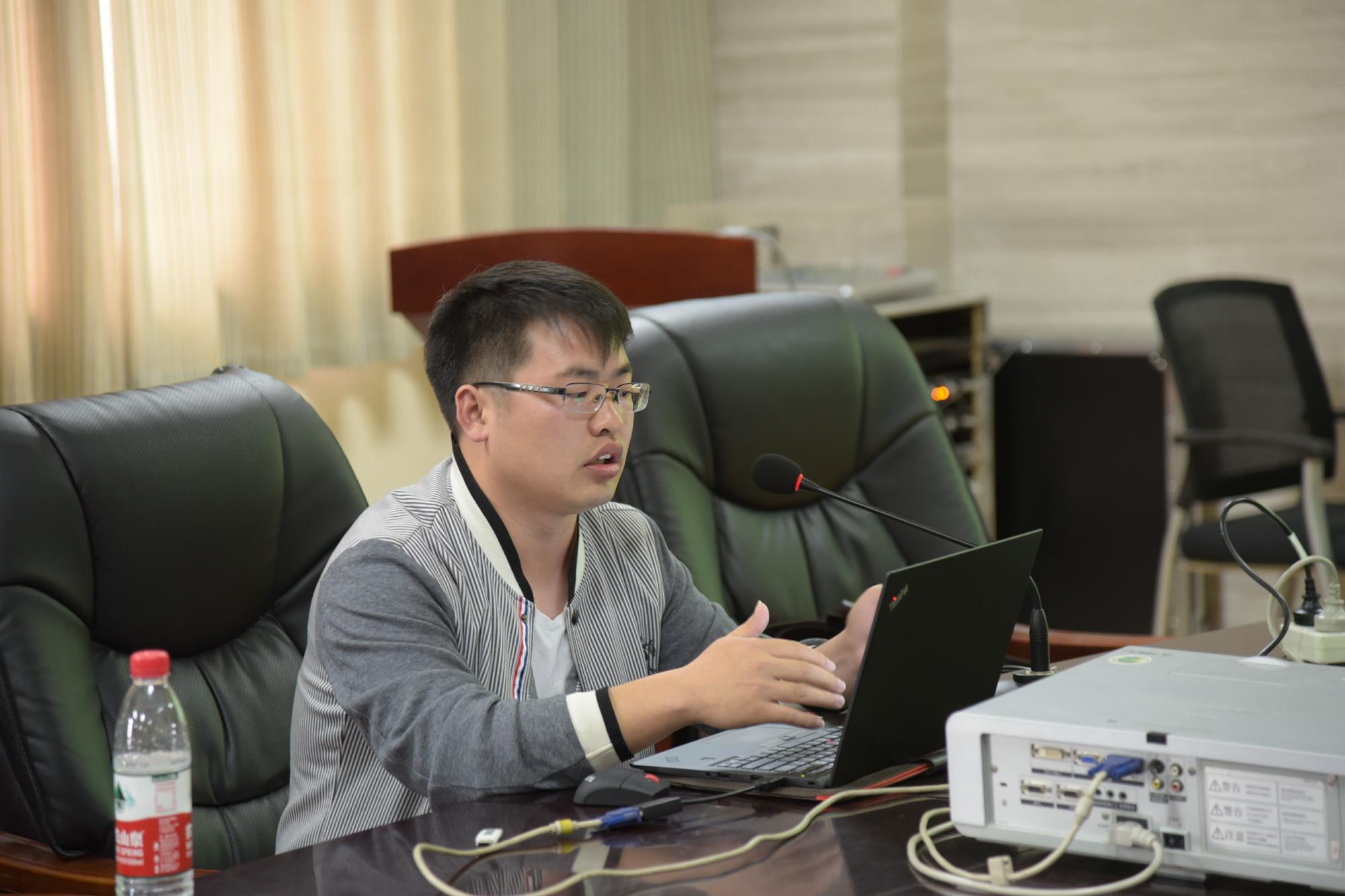 03硕士研究生2014级党员王兴欢向同学们介绍求职经验