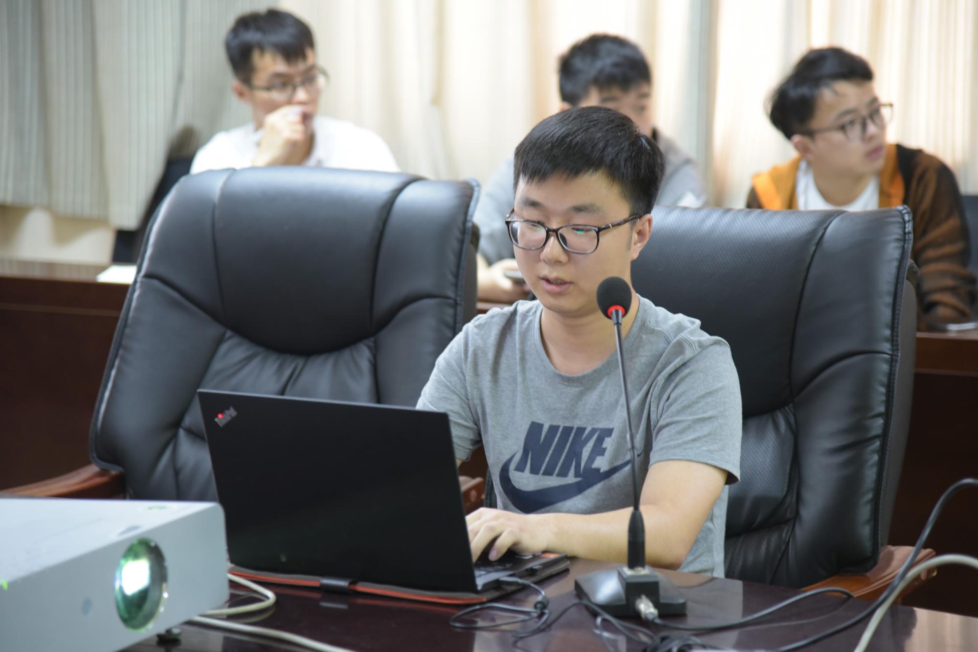 02硕士研究生2014级党支部书记刘太占向同学们讲述求职经验